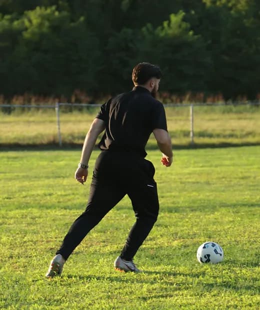 Soccer player preparing to receive the ball on the training field